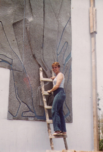 En el momento de morir proyectaba un importante trabajo sobre la historia de la mujer en la pl�stica de Am�rica Latina tema adecuado por el talento de Ochar�n para las narraciones amplias y complejas que dej� en murales, pinturas de caballete y otras t�cnicas, con una coherencia expresiva rara por directa y elocuente.